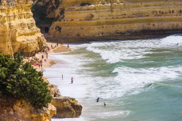 Turistické, koupání v Atlantiku na pobřeží Algarve, Portugalsko — Stock fotografie