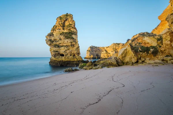 Yavaş hareket bulanıklığı Algarve kıyısında ve kayalıklarla, Portekiz — Stok fotoğraf