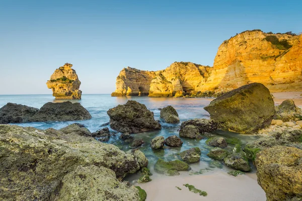 Yavaş hareket bulanıklığı Algarve kıyısında ve kayalıklarla, Portekiz — Stok fotoğraf