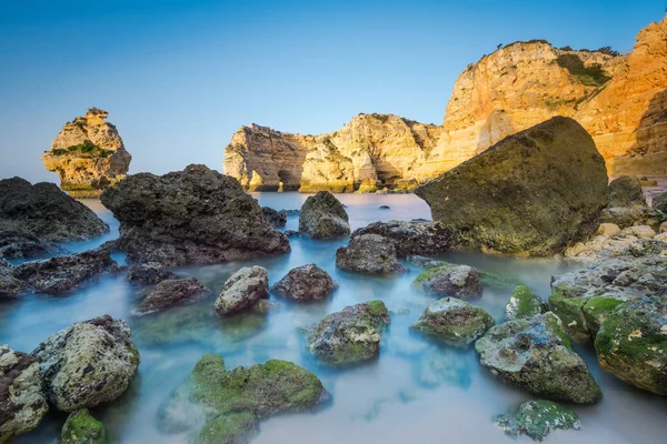 Yavaş hareket bulanıklığı Algarve kıyısında ve kayalıklarla, Portekiz — Stok fotoğraf