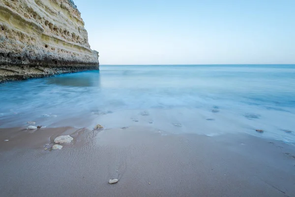 Yavaş hareket bulanıklığı Algarve kıyısında ve kayalıklarla, Portekiz — Stok fotoğraf