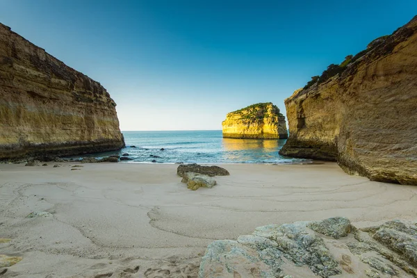 Песчаный пляж на побережье Алгарве в Португалии — стоковое фото