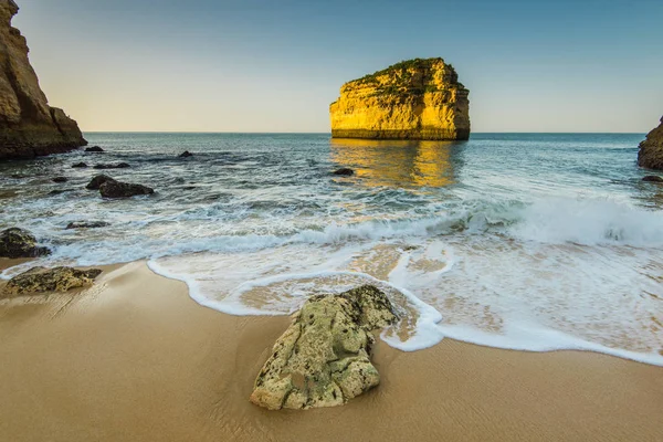 Sandy beach ve kayalıklarla Algarve Atlantic Coast, Portekiz — Stok fotoğraf