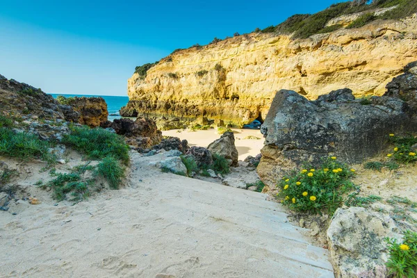 Песчаный пляж и скалы на Атлантическом побережье Алгарве, Португалия — стоковое фото