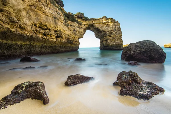 Slow motion blur Algarve coast and cliffs, Portugal — стоковое фото