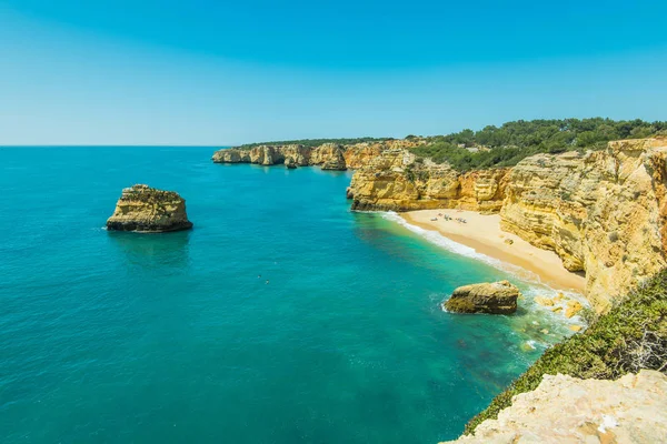 Güzel pastoral kumlu plajı ve turkuaz su Algarve, Por