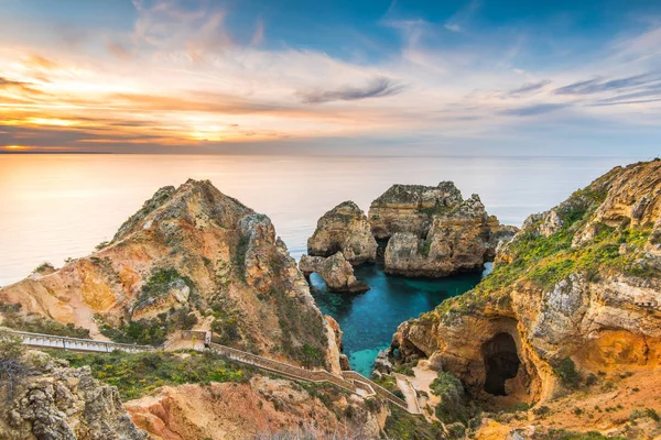 Beautiful sunrise over Ponta da Piedade, Algarve, Portugal — стоковое фото