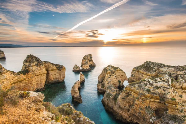 Beautiful sunrise over Ponta da Piedade, Algarve, Portugal — стоковое фото