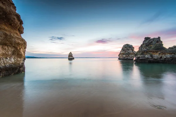 Beautiful sunrise on Praia do Camilo beach Lagos, Algarve, Portugal — стоковое фото