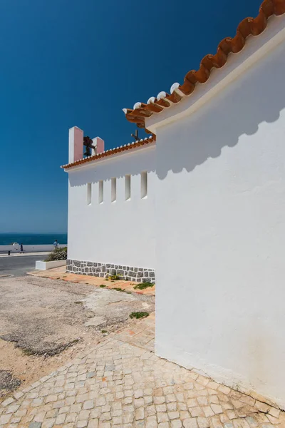 Facciata bianca a Carvoeiro, Portogallo — Foto Stock