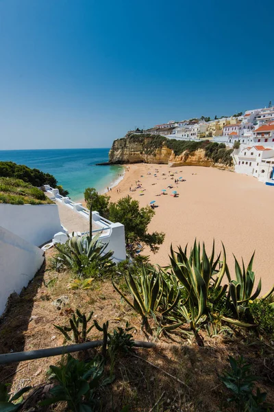Sunbatching turístico na praia do Carvoeiro, Portugal — Fotografia de Stock