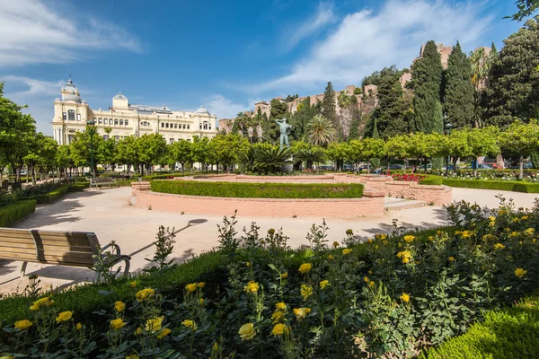 Parque del Ayuntamiento y Castillo de la Alcazaba en Málaga, España — Foto de Stock