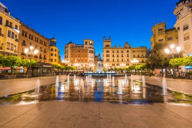 Plaza de las Tendillas de akşam aydınlatılmış Cordoba, İspanya