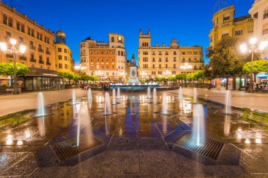 Plaza de las Tendillas de akşam aydınlatılmış Cordoba, İspanya