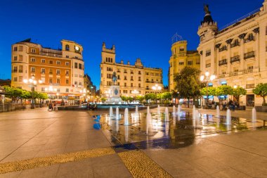 Plaza de las Tendillas de akşam aydınlatılmış Cordoba, İspanya
