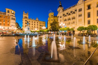 Plaza de las Tendillas de akşam aydınlatılmış Cordoba, İspanya