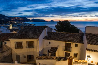 Altea beyaz evler Costa Blanca, İspanya içinde gün batımında