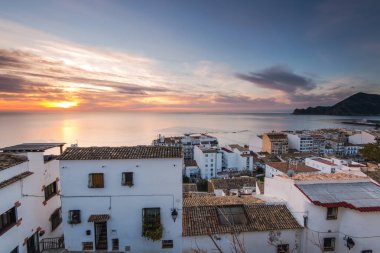 Beyaz evler Costa Blanca terracota çatı ile