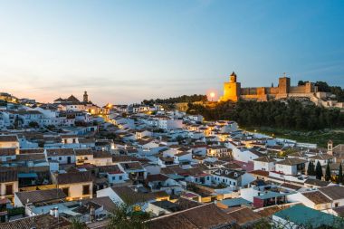 Çatıları ve ışıklı cityscape Antequera, İspanya