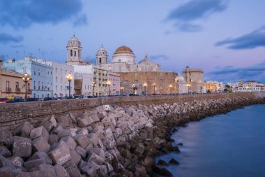 Akşam cityscape ile katedral Cadiz, İspanya