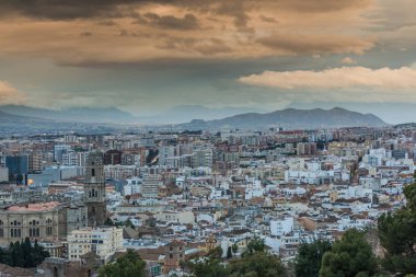 Malaga cityscape üzerinde çalışırken bulutlar
