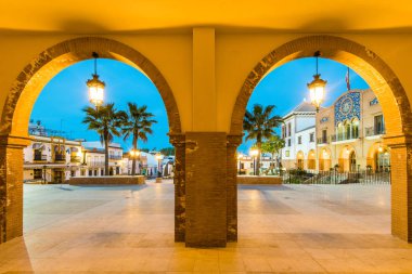 Beutiful Kent Meydanı mavi saatte Palos de la Frontera, İspanya