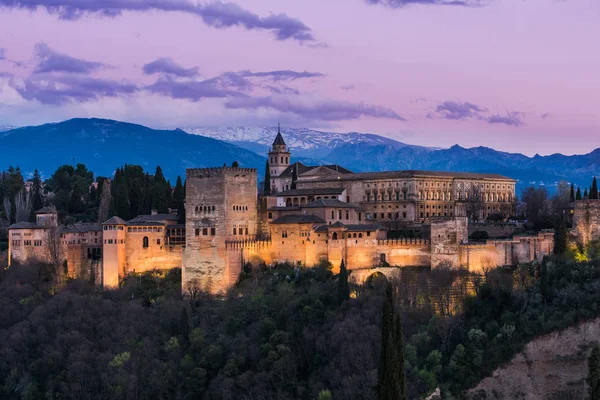 Освещенный арабский дворец Альгамбра в Гранаде, Испания — стоковое фото