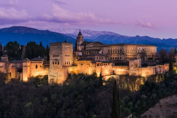 Verlichte Arabisch Alhambra paleis in Granada, Spanje — Stockfoto