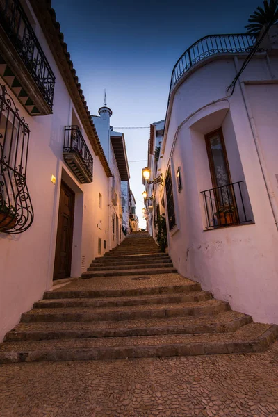 Rue étroite avec maisons blanches en Espagne — Photo