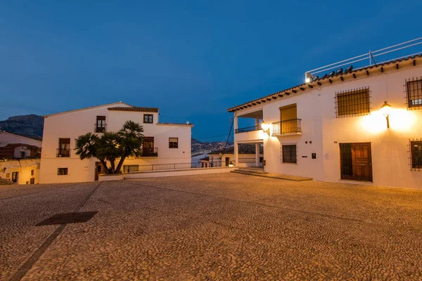 Upplysta vita hus i spanska Costa Blanca — Stockfoto