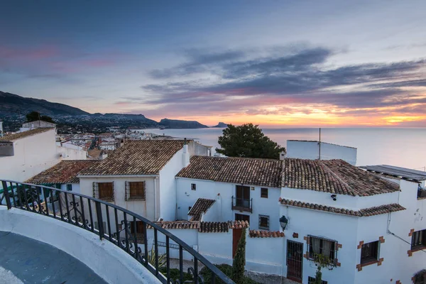 Beyaz evler Costa Blanca terracota çatı ile