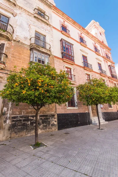 Monumentos, monumentos y arquitectura en las calles de Cádiz, España — Foto de Stock