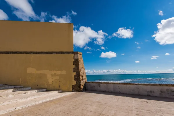 Monumenten, oriëntatiepunten en architectuur op de straten van Cadiz, Spanje — Stockfoto