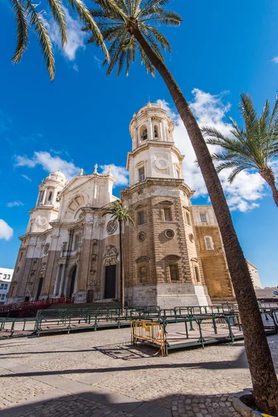 Monumentos, monumentos y arquitectura en las calles de Cádiz, España — Foto de Stock