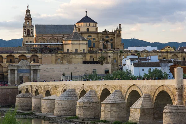 Cordoba, Spanje uitzicht op de Romeinse brug en de moskee-kathedraal op — Stockfoto