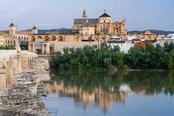 Римский мост и мечеть-собор в сумерках в Кордове, Испания — стоковое фото