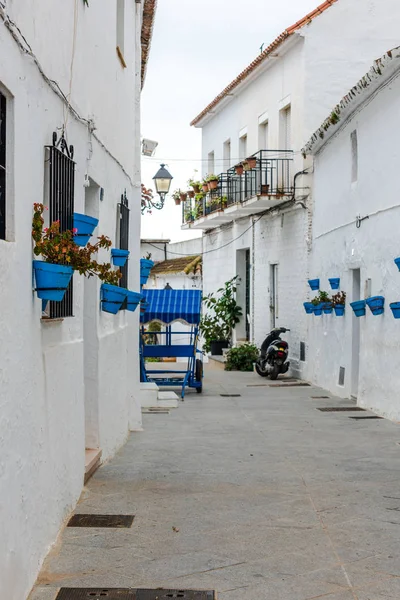 Encantadora calle del pueblo de Mijas en España — Foto de Stock