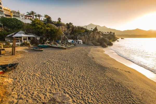 Krásný východ slunce nad pláží v Nerja, Andalusie, Španělsko — Stock fotografie