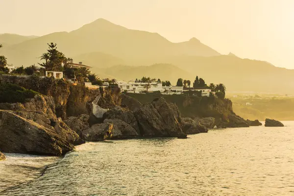 Krásný východ slunce nad pláží v Nerja, Andalusie, Španělsko — Stock fotografie