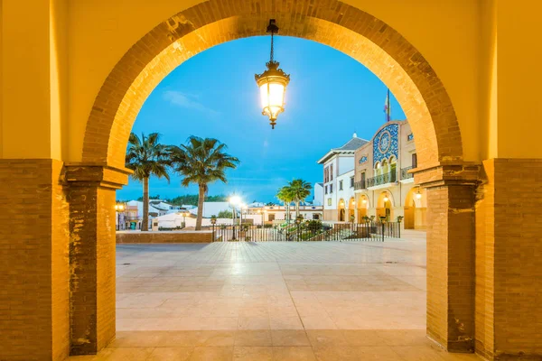 Piêkne miasto placu w Palos de la Frontera, Spain w godzinie niebieski — Zdjęcie stockowe