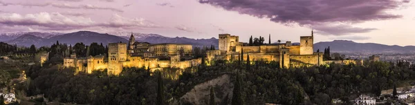 Panorama do palácio de Alhambra em Granada, Espanha — Fotografia de Stock