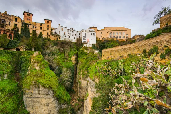 Hangende huizen op kloof in Ronda, Spanje — Stockfoto