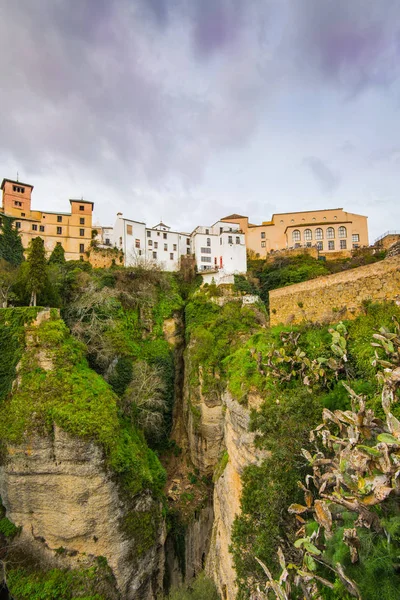 Huizen opknoping van kliffen in Ronda, Spanje — Stockfoto