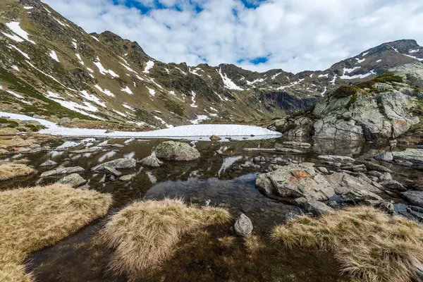 Sjön Tristaina i Andorra Pyrenéerna på våren — Stockfoto