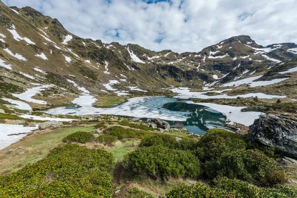 Lago Tristaina en Andorra Pirineos en primavera — Foto de Stock