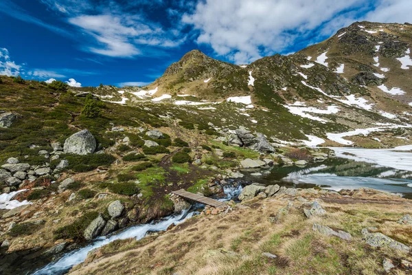Resterende ijs op alpine meer in de Pyreneeën, Andorra — Stockfoto