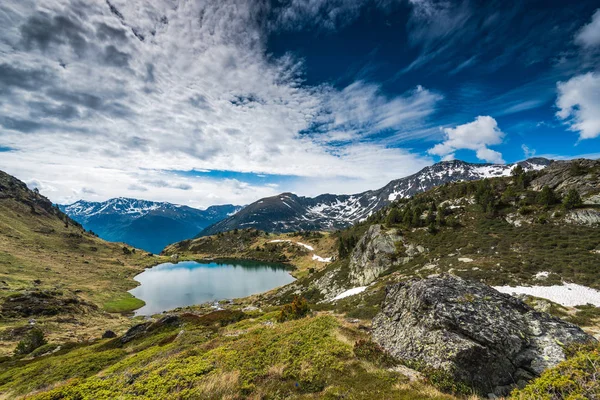 Lago Tristaina em Andorra Pirinéus na primavera — Fotografia de Stock