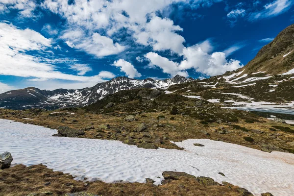 Сніг патчі в Піренеях у весняний час — стокове фото