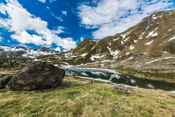 Lago alpino in Pirenei montagne in Andorra — Foto Stock