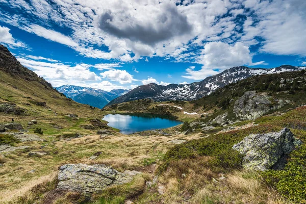 Com vista para o lago Tristaina em Andorra Pirinéus — Fotografia de Stock
